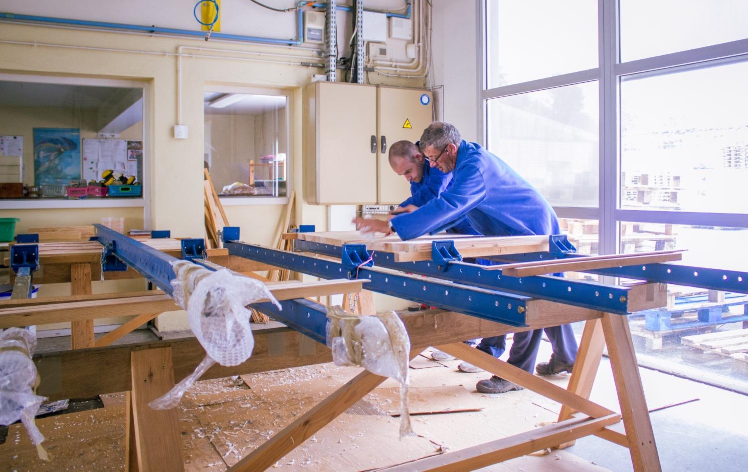 des ouvriers de l'atelier menuiserie en plein travail