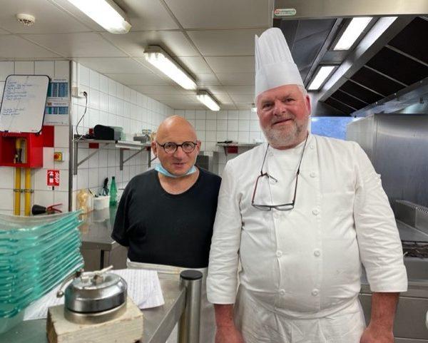 André pose avec le chef de l'Hôtel Le Commerce avec qui il a fait son Duo Day