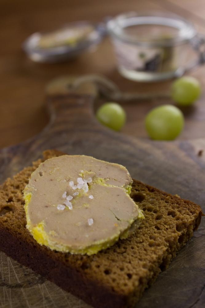 Une tranche de foie gras sur du pain d'épices