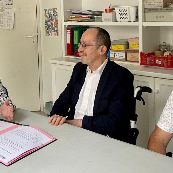 Anne Marie Cavret et Jean François Van Lagenhove signe la convention de partenariat.