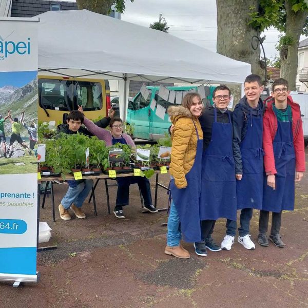 Les jeunes de l'IME Georgette Berthe tiennent un stand de vente de plants de légumes au marché des producteurs de Bizanos.