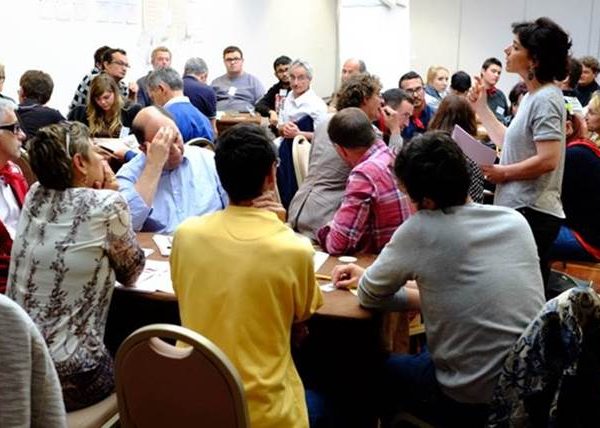 Les participants aux assises travaillent en ateliers.