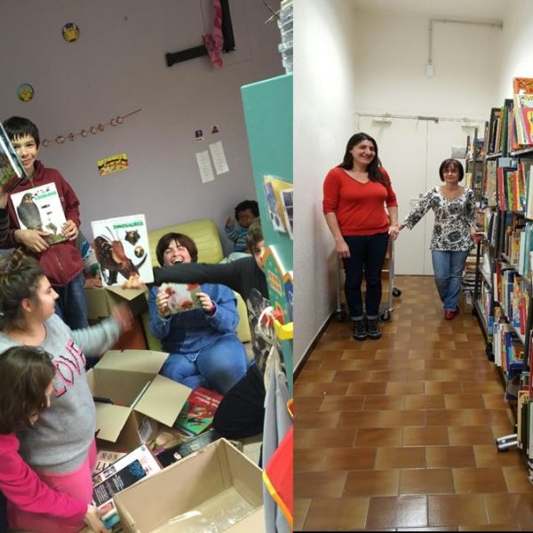 Les enfants ouvrent les cartons de livres.