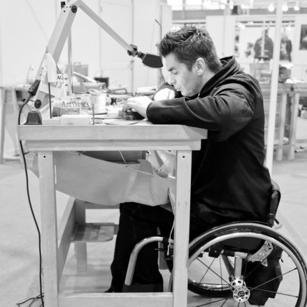 Une personne en situation de handicap au travail