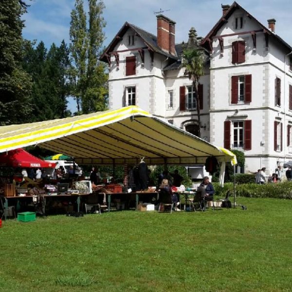 Le vide grenier organisé dans le parc du chateau d'Espiute