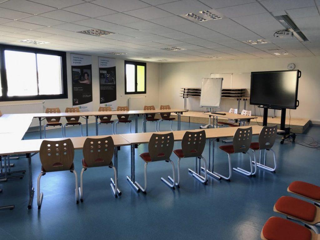 Une salle de formation avec écran