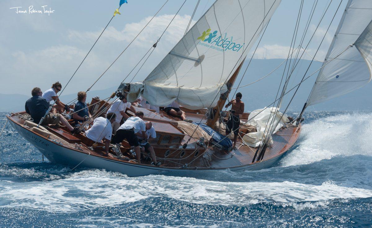 Un bateau à voile navigue avec une dizaine de personnes à son bord