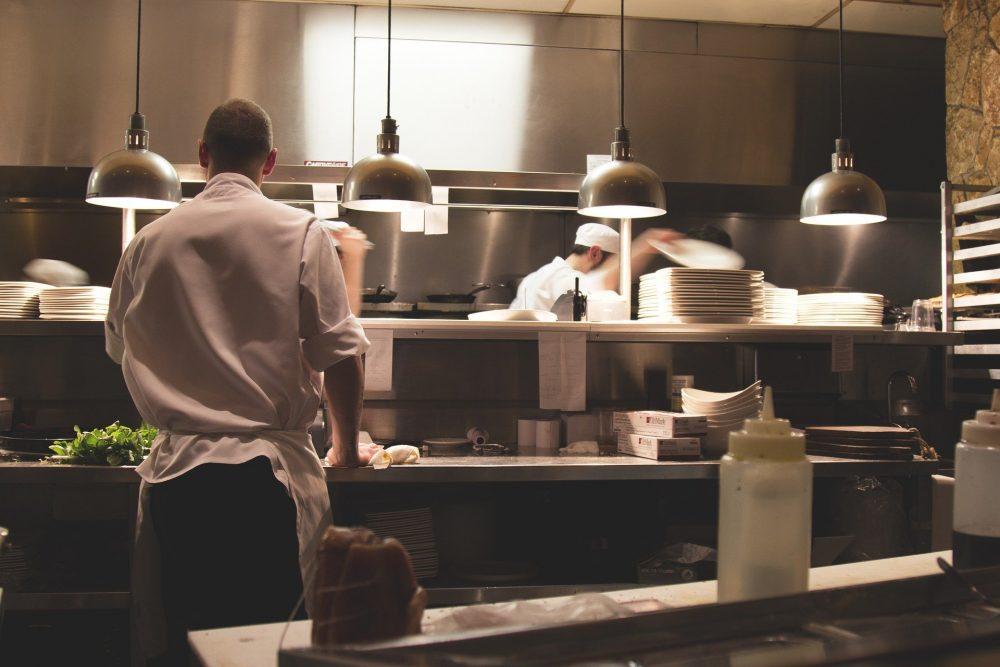 Des personnes travaillents dans la cuisine d'un restaurant