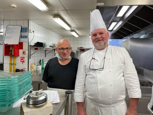 André pose avec le chef de l'Hôtel Le Commerce avec qui il a fait son Duo Day
