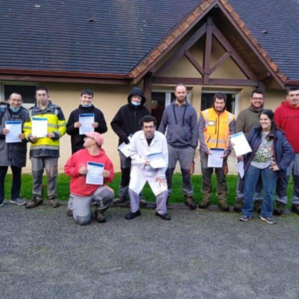 Les ouvriers de l'ESAT Bellevue qui ont participé au Duo Day posent avec leurs attestations