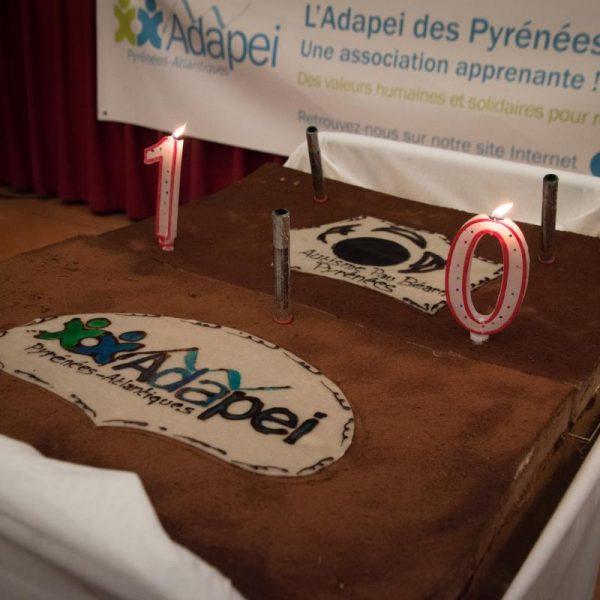 Le gâteau d'anniversaire du SESSAD avec ses bougies "10" ans.