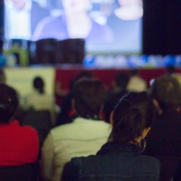 Les spectateurs regardent le film "Bienvenue à l'école" de Sophie Robert.