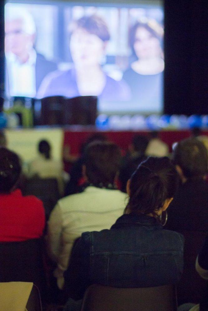 Les spectateurs regardent le film "Bienvenue à l'école" de Sophie Robert.