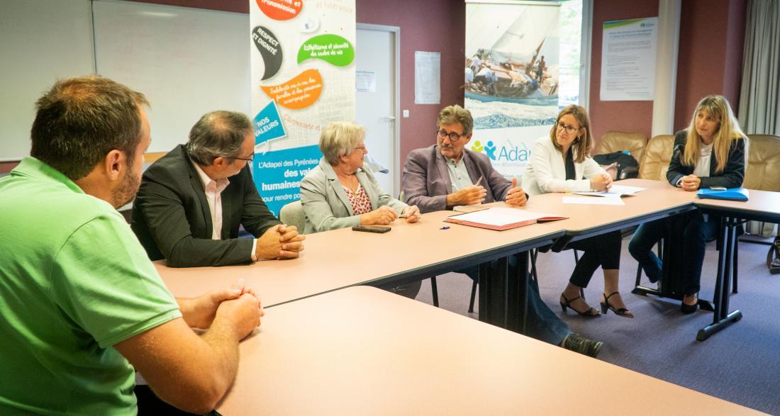 Le président d'Alma et la présidente de l'Adapei des Pyrénées-Atlantiques signent la convention de partenariat, en présence de l'équipe de direction du SAVS SIFA et du directeur générale de l'Adapei.
