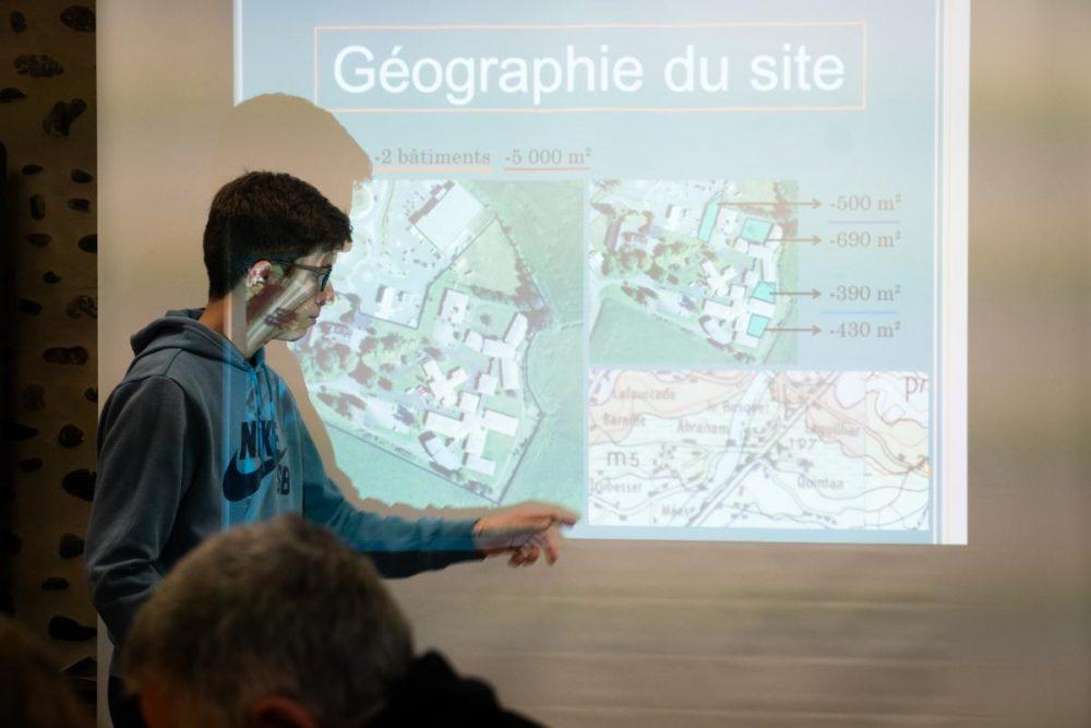 Un étudiant présente un power point pour expliquer le contexte du projet.