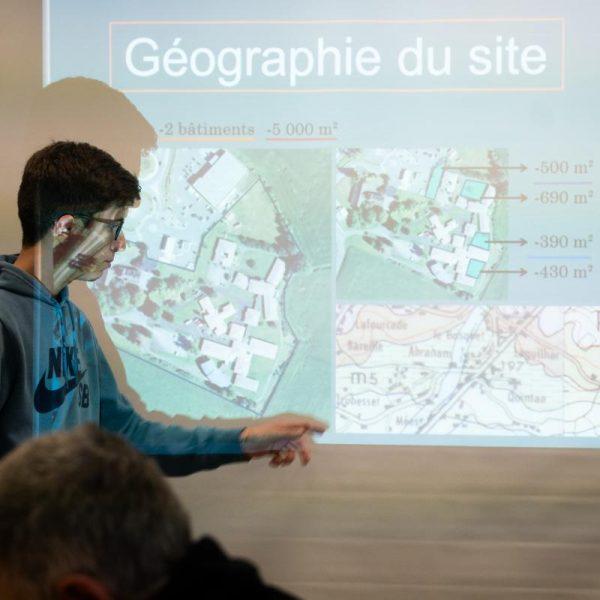 Un étudiant présente un power point pour expliquer le contexte du projet.