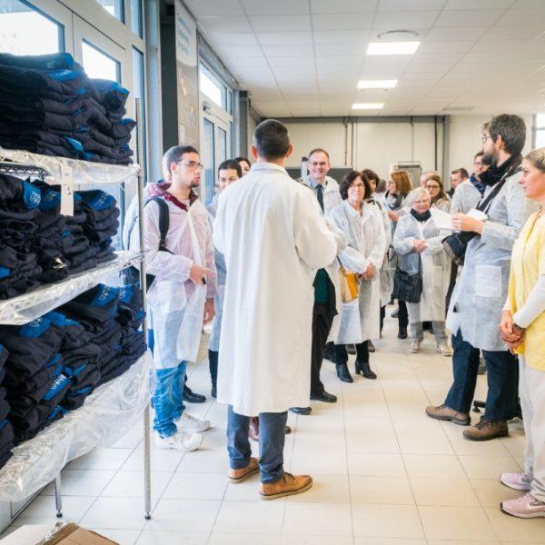 Les partenaires et invités visite l'atelier de traitement des équipements de sécurité de l'entreprise Toray à l'ESAT La Virginie.