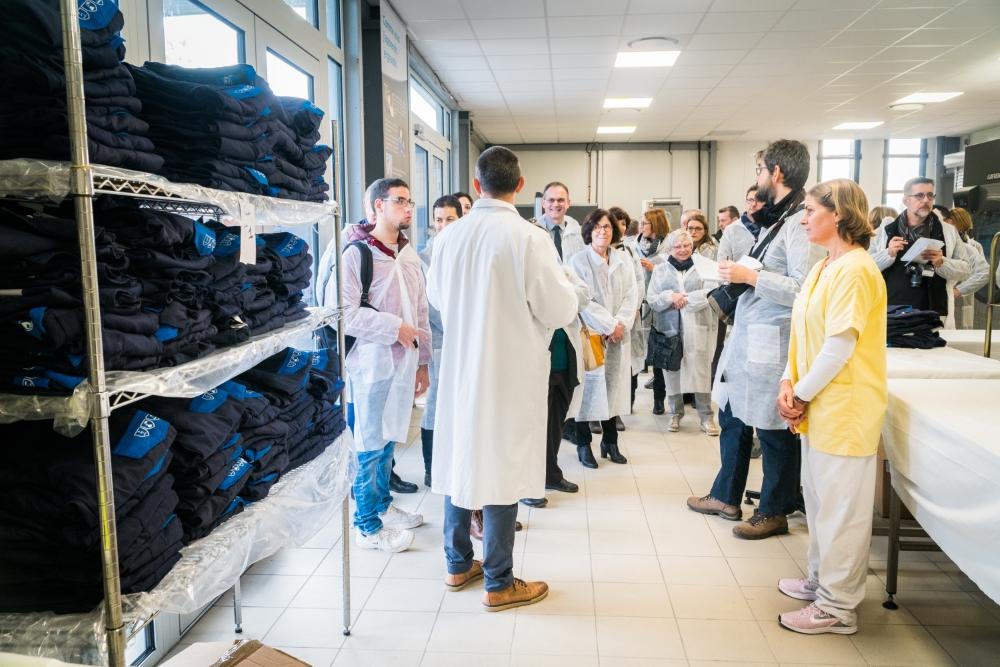 Les partenaires et invités visite l'atelier de traitement des équipements de sécurité de l'entreprise Toray à l'ESAT La Virginie.