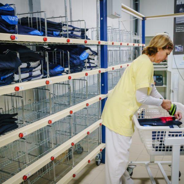 Une ouvrière scanne les équipement de sécurité de l'entreprise Toray.