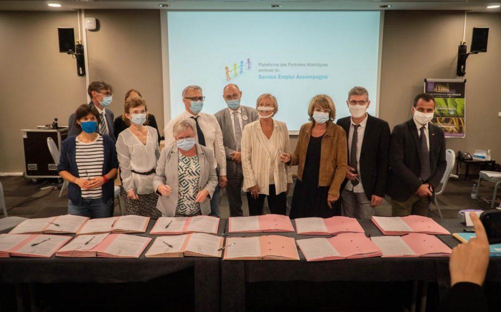 Les partenaires de la plateforme emploi accompagné des Pyrénées-Atlantiques signent les conventions de partenariat.