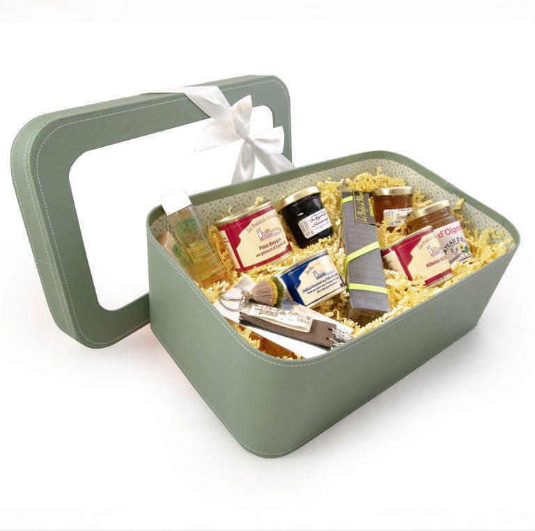 Le coffret Mini max contenant des conserves, chocolats, savons, confit d'oignon, bijoux.