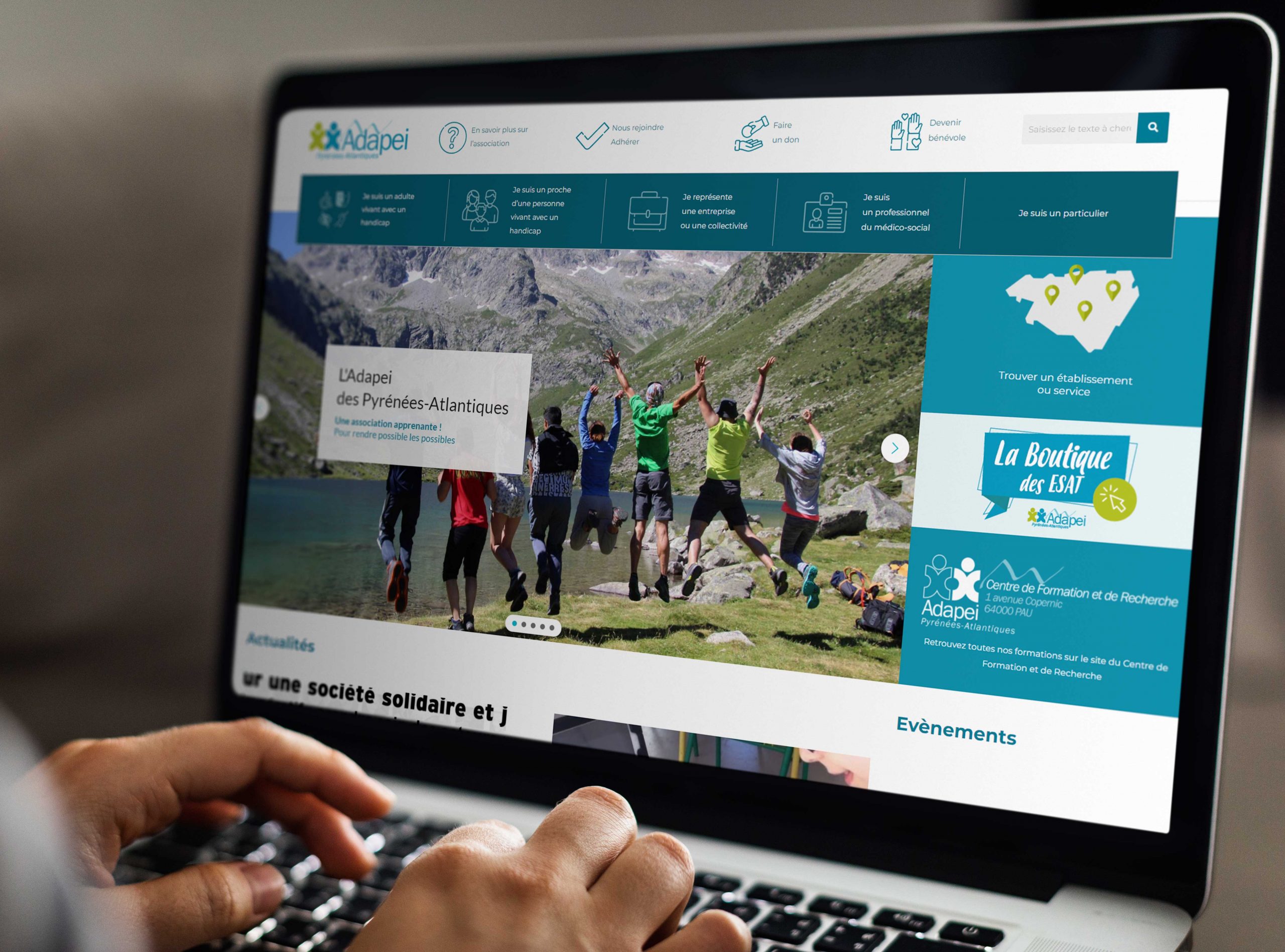 Une personne regarde le nouveau site internet de l'Adapei sur son ordinateur.