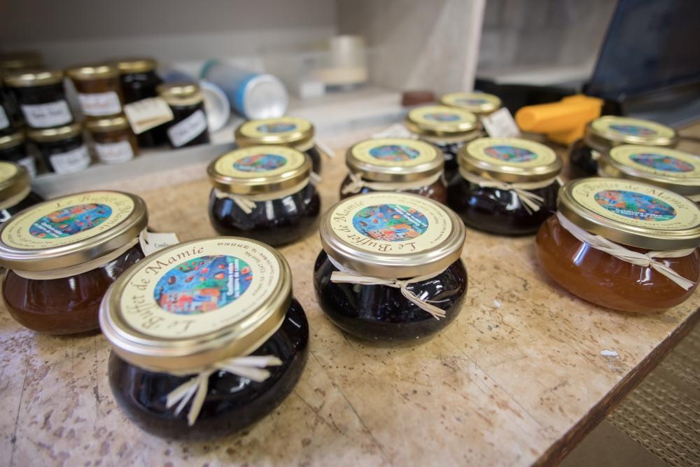 des pots de confiture prêts à être emballés
