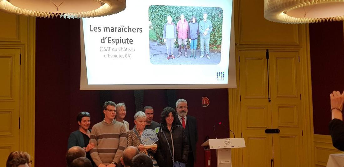 Les ouvriers de l'atelier maraichage de l'ESAT d'Espiute reçoivent le 1er prix du concours "J'aime ma terre".
