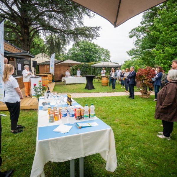 Le buffet et les invités à l'écoute du discours inaugural du Cabanon Le Hameau