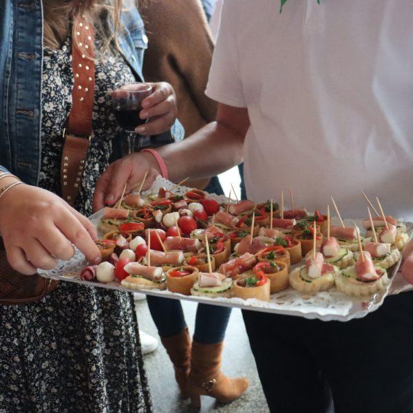 Un ouvrier sert des petits fours lors d'une réception.