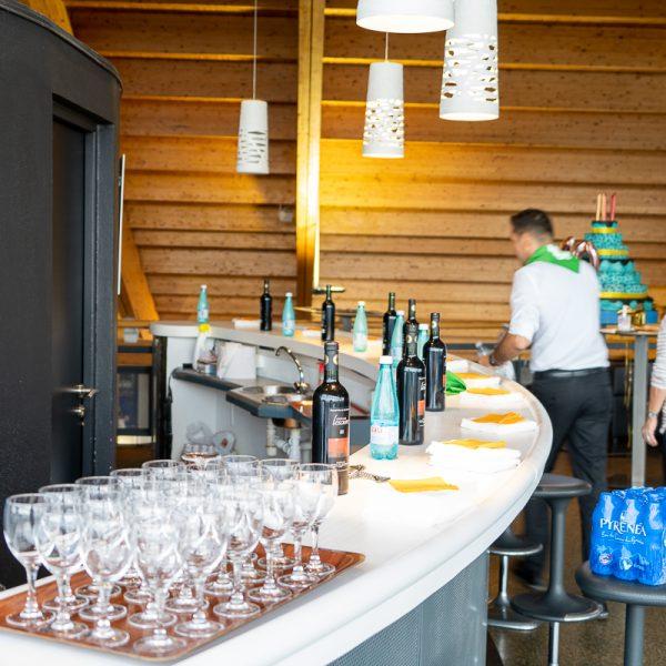 Les ouvriers installent le buffet dans une salle de réception au Zenith.