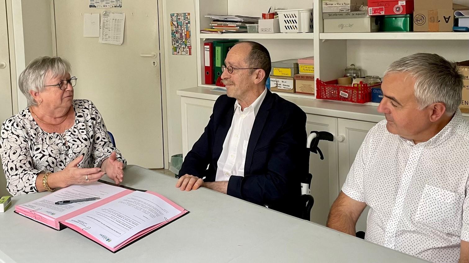 Anne Marie Cavret et Jean François Van Lagenhove signe la convention de partenariat.