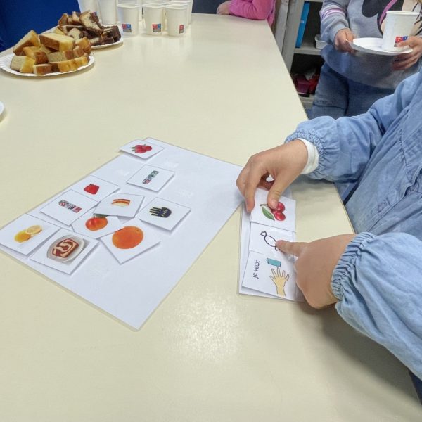 Un enfant demande du gouter à l'aide de pictogrammes.