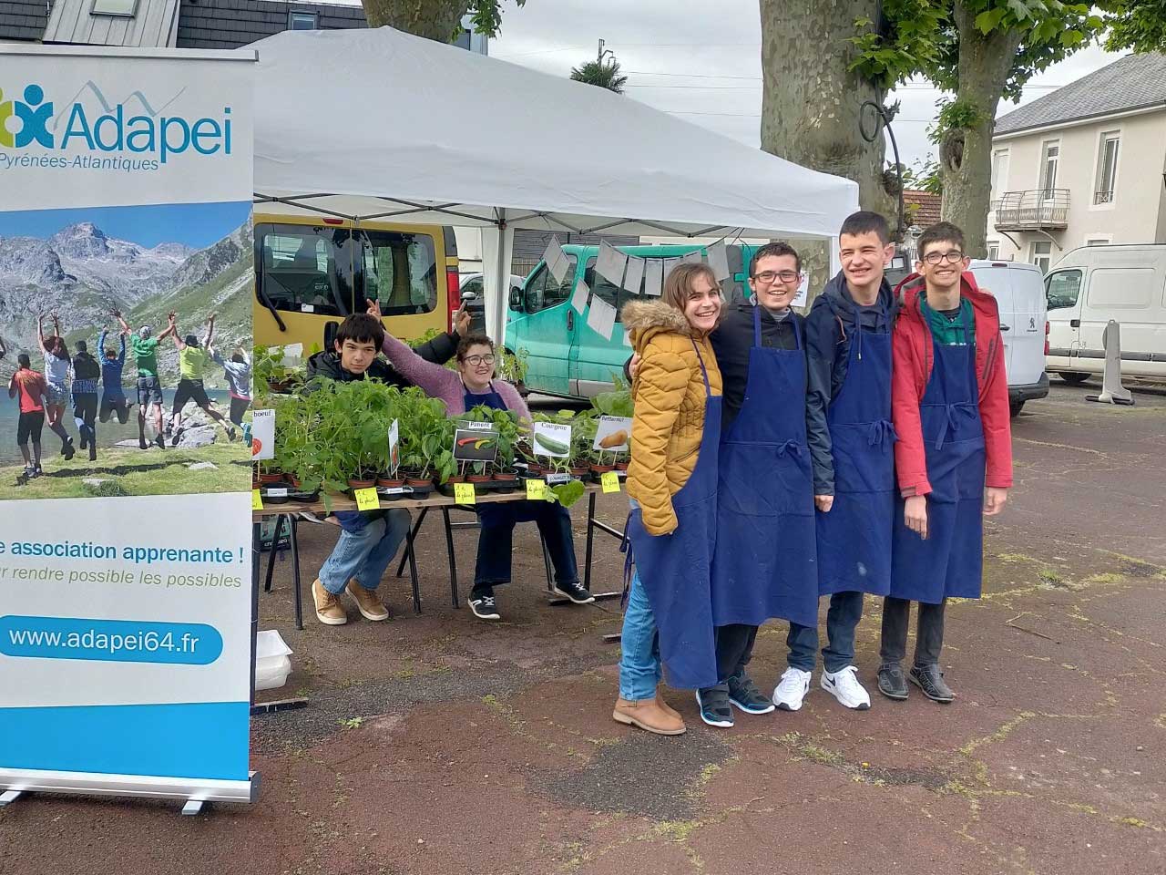 Les jeunes de l'IME Georgette Berthe tiennent un stand de vente de plants de légumes au marché des producteurs de Bizanos.