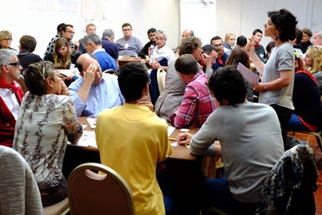 Les participants aux assises travaillent en ateliers.
