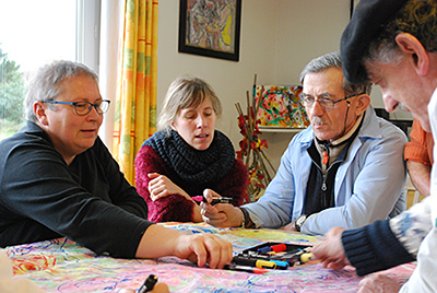 Les résidents du Foyer de vie d'Espiute en pleine création.