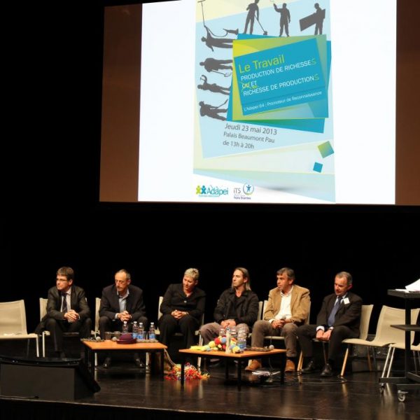 Les participants aux tables rondes du colloque autour du travail.