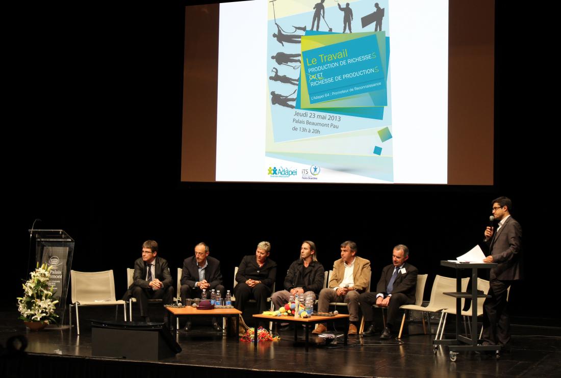 Les participants aux tables rondes du colloque autour du travail.