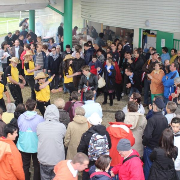 Les danseurs country, lors de la fête des Familles à Sauvagnon.