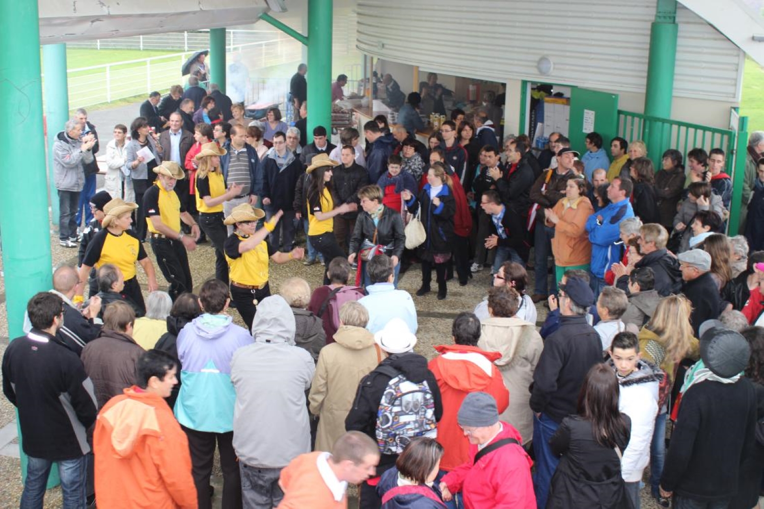 Les danseurs country, lors de la fête des Familles à Sauvagnon.