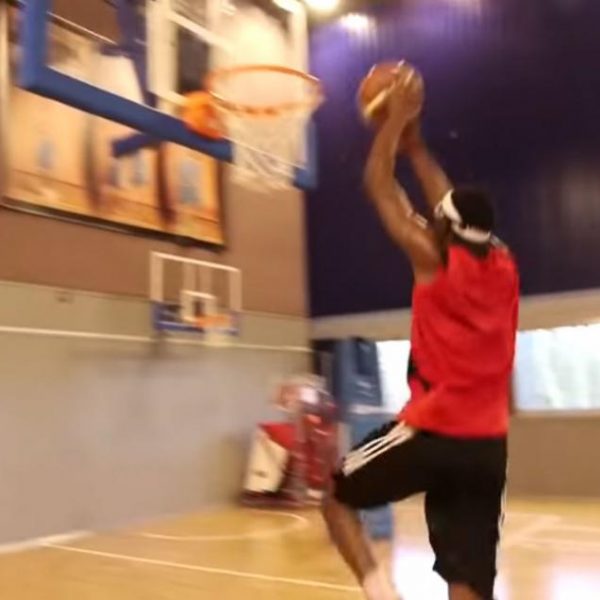 Lionel Kenmoe sur le terrain de basket