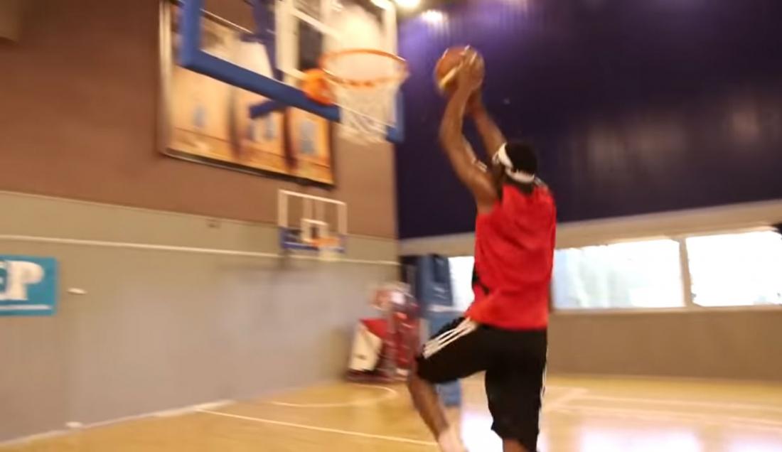 Lionel Kenmoe sur le terrain de basket