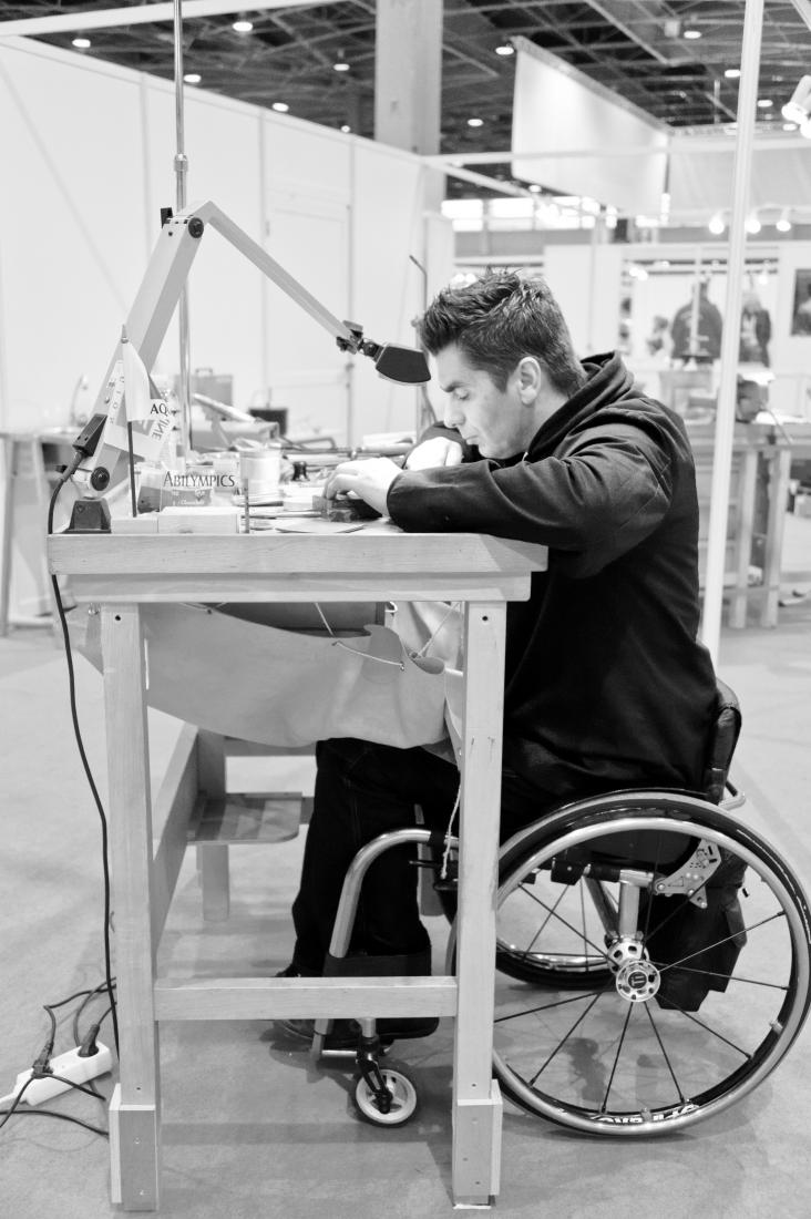 Une personne en situation de handicap au travail