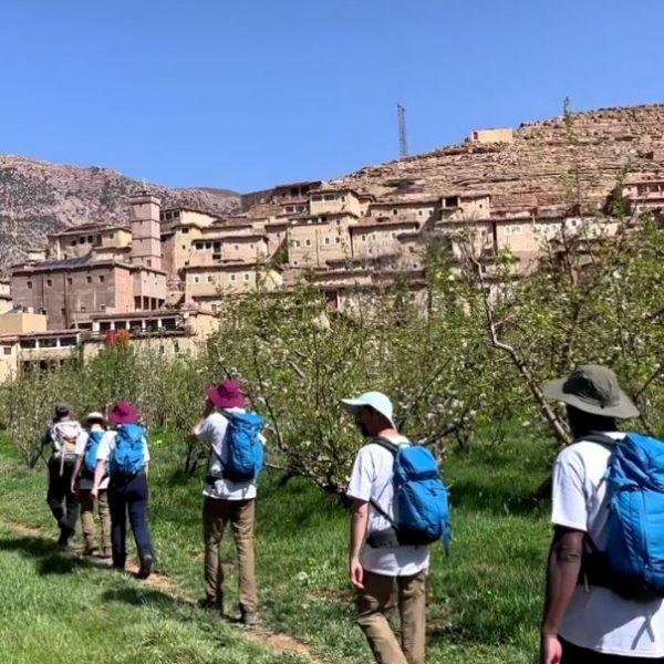 Les résidents marchent près d'un village marocain.