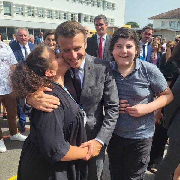 Emmanuel Macron, présidente de la république avec deux adolescents de l'unité d'enseignement externalisée Francis Jammes, lors de son passage au collège Daniel Argote à Orthez