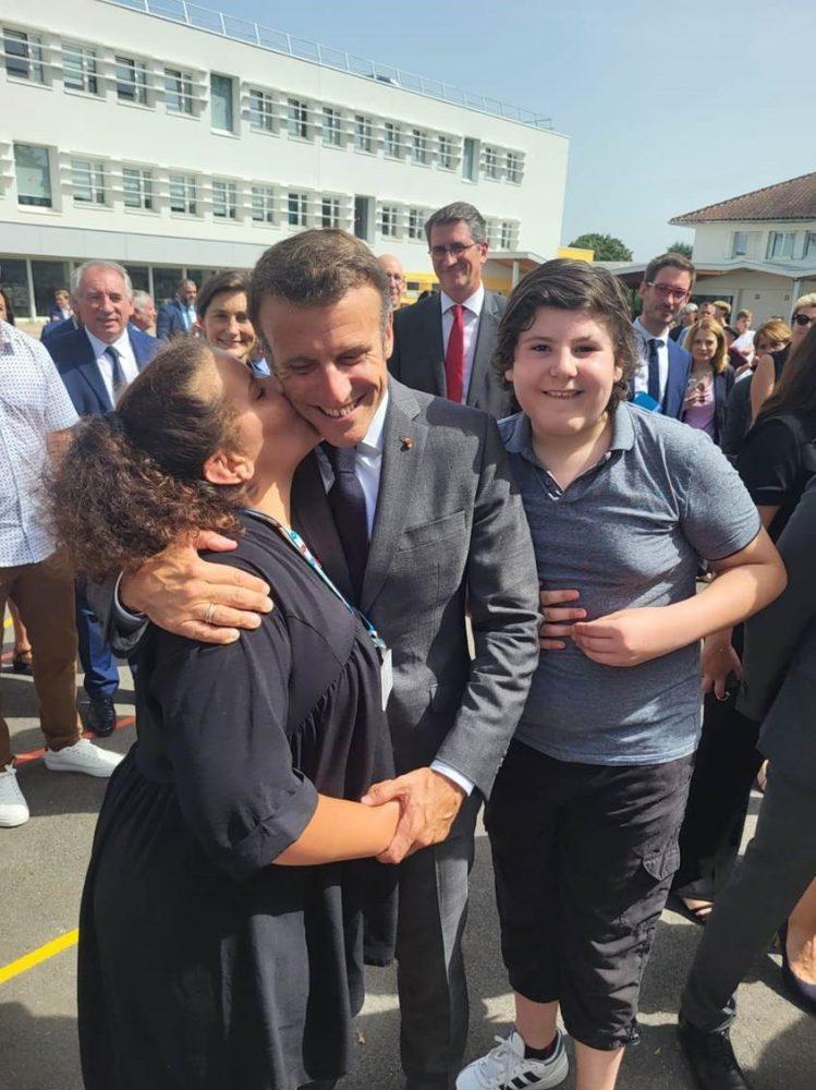 Emmanuel Macron, présidente de la république avec deux adolescents de l'unité d'enseignement externalisée Francis Jammes, lors de son passage au collège Daniel Argote à Orthez