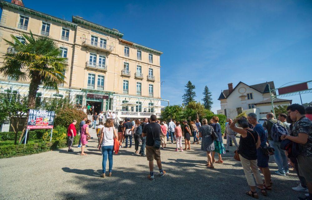 Les lauréats et leurs accompagnants et familles devant le casino de Salies de Béarn.