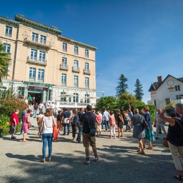 Les lauréats et leurs accompagnants et familles devant le casino de Salies de Béarn.