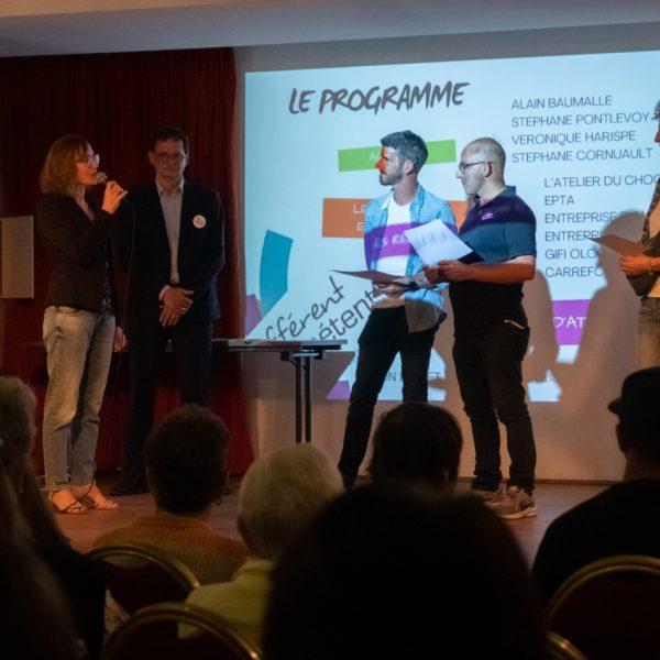 3 professionnels accompagnants reçoivent une récompense pour leur travail dans le cadre des RAE, à Salies de Béarn.