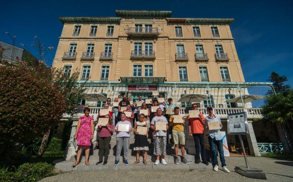 Les lauréats devant le Casino de Salies de Béarn.